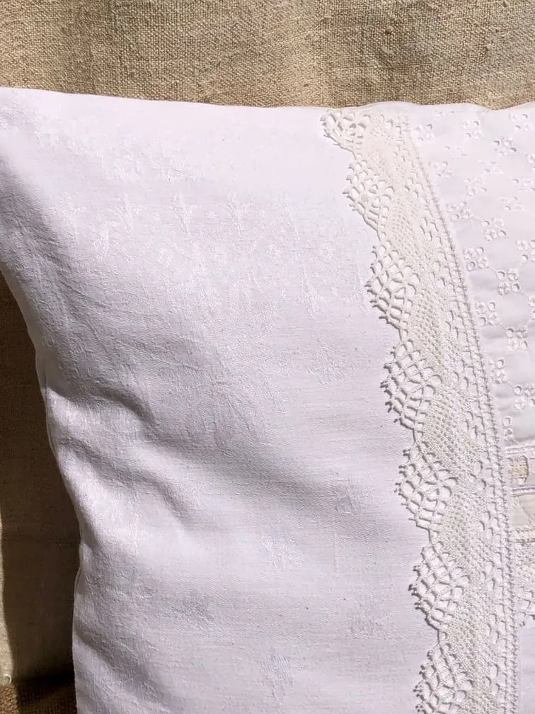 housse_coussin_blanc_lumière_linge_ancien_nacre_dentelles_serviette_damassee