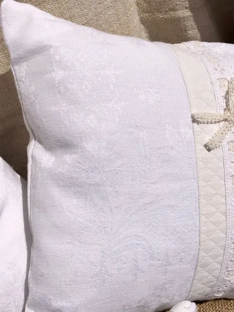 housse_coussin_linge_ancien_monogramme_nacre_dentelle_idee_cadeau_décoration