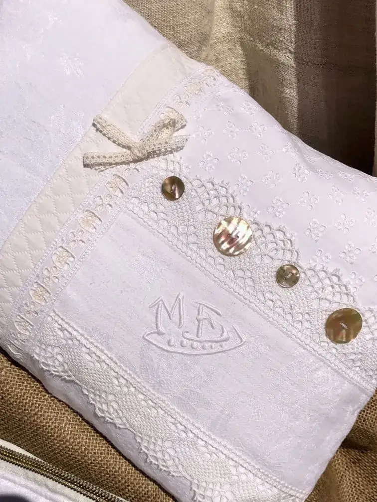 housse_coussin_linge_ancien_monogramme_nacre_dentelle_idee_cadeau_décoration_saint_tropez_style