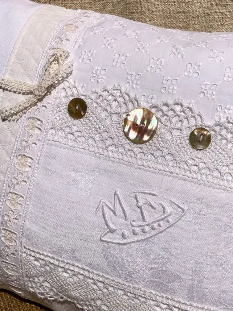 idee_cadeau_décoration_linge_ancien_luxe_shabby_chic_nacre_dentelle_provence