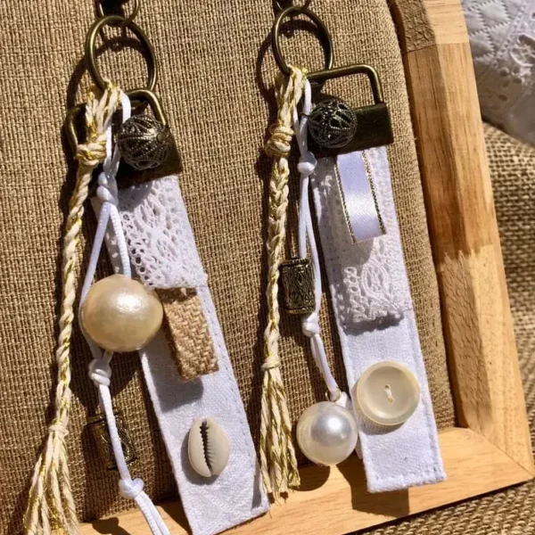 porte_cles_grigri_bijou_sac_tendance_2026_blanc_linge_ancien_idee_cadeau