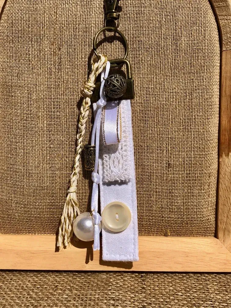 porte_cles_grigri_bijou_sac_tendance_2026_blanc_linge_ancien_idee_cadeau_dentelle