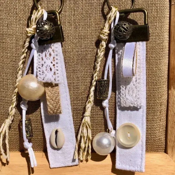 porte_cles_grigri_bijou_sac_tendance_2026_blanc_linge_ancien_idee_cadeau_perle