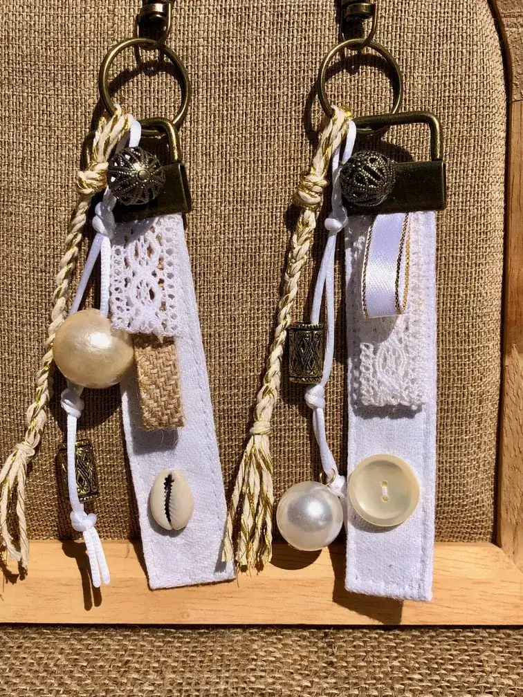 porte_cles_grigri_bijou_sac_tendance_2026_blanc_linge_ancien_idee_cadeau_perle