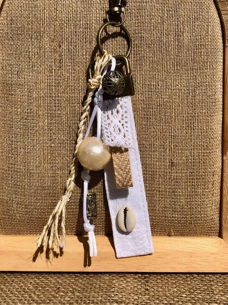 porte_cles_grigri_bijou_sac_tendance_2026_blanc_linge_ancien_idee_cadeau_sttropez