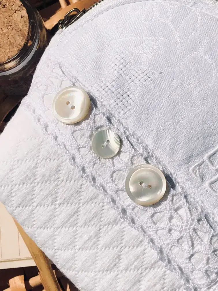 trousse_linge_ancien_nacre_fait_main_accessoire_idee_cadeau_femme_shabby_blanc