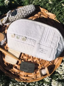 trousse_pochette_toilette_makeup_idee_cadeau_shabby_chic_blanc_pique_dentelles