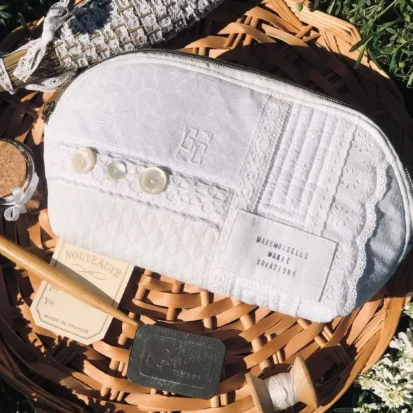 trousse_pochette_toilette_makeup_idee_cadeau_shabby_chic_blanc_pique_dentelles