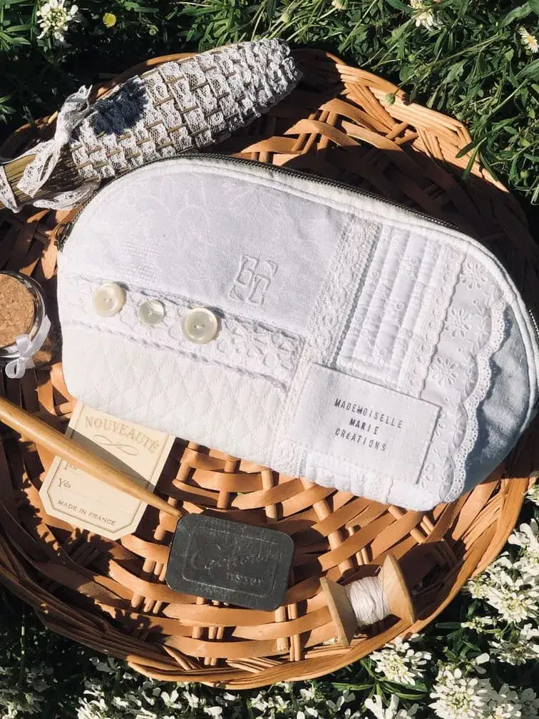 trousse_pochette_toilette_makeup_idee_cadeau_shabby_chic_blanc_pique_dentelles