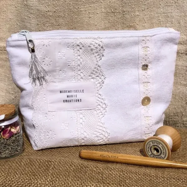trousse_souple_blanc_lumiere_accessoire_femme_idee_cadeau_luxe_shabby_chic_nacre_dentelle_french_riviera
