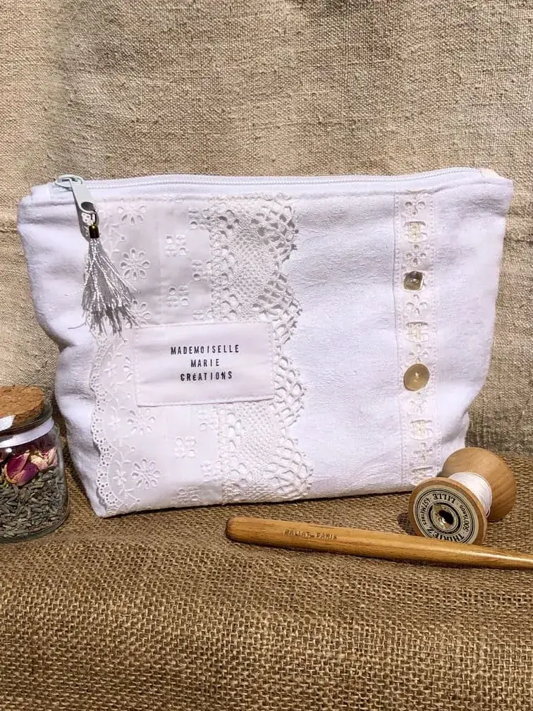 trousse_souple_blanc_lumiere_accessoire_femme_idee_cadeau_luxe_shabby_chic_nacre_dentelle_french_riviera
