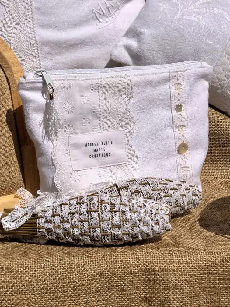 trousse_souple_blanc_nacre_dentelles_linge_ancien_sainttropez_blanc_lumiere_artisanat