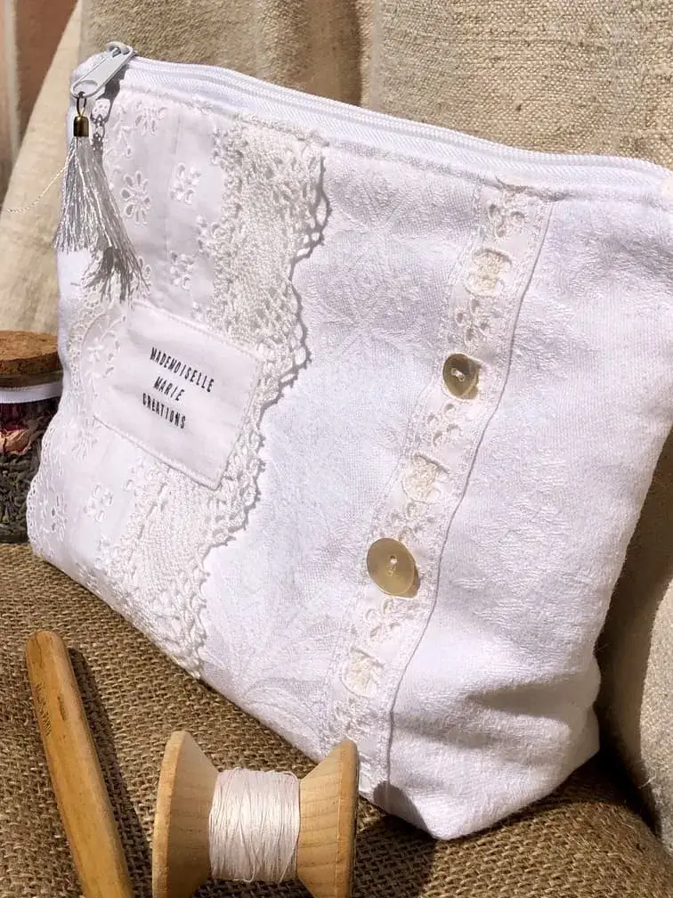 trousse_souple_blanc_nacre_dentelles_linge_ancien_sainttropez_idee_cadeau_damasse