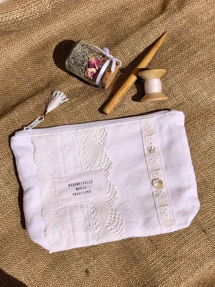 trousse_souple_blanc_nacre_dentelles_linge_ancien_sainttropez_idee_cadeau_luxe_chic_boheme