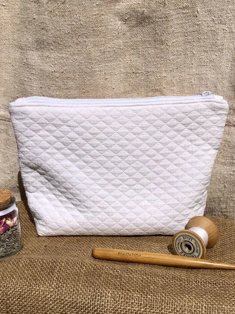 trousse_souple_blanc_nacre_dentelles_linge_ancien_sainttropez_pique_draps_serviettes