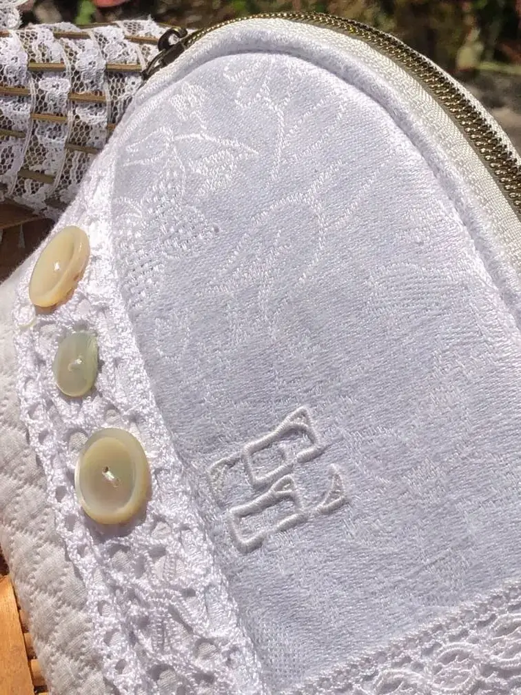 upcycling_textile_linge_ancien_dammasse_blanc_dentelles_fait_main_cadeau_unique