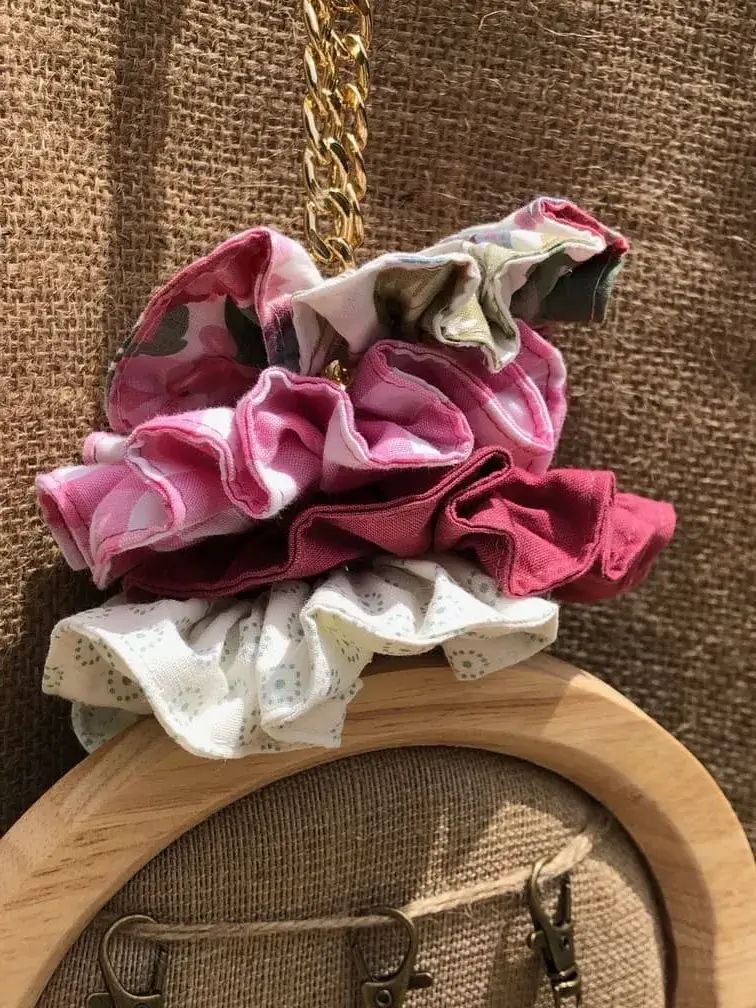 chouchou_coiffure_cheveux_elastique_artisanal_fait_main_provence_cadeau_original_capsule_textile_upcycling_vintage_bonbon