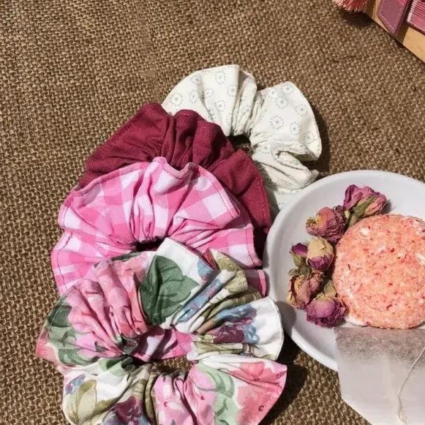 chouchou_coiffure_cheveux_elastique_artisanal_fait_main_provence_cadeau_original_capsule_textile_vintage_upcycling_vintage_bonbon