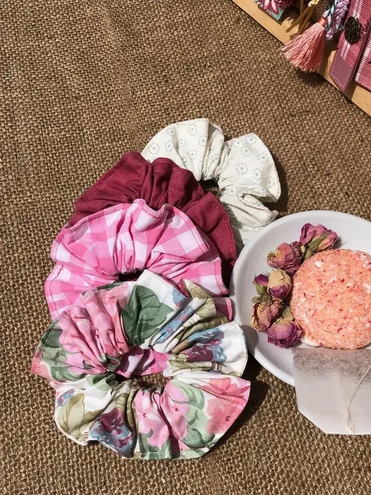 chouchou_coiffure_cheveux_elastique_artisanal_fait_main_provence_cadeau_original_capsule_textile_vintage_upcycling_vintage_bonbon