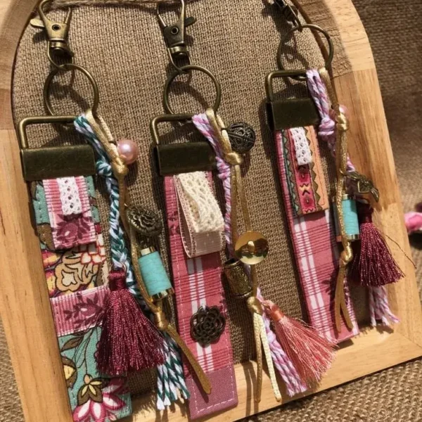 pompon_porte_cles_grigri_sac_ronde_indienne_artisanale_idee_cadeau_provence_collection_capsule_vintage_bonbon_upcycling_reemploi