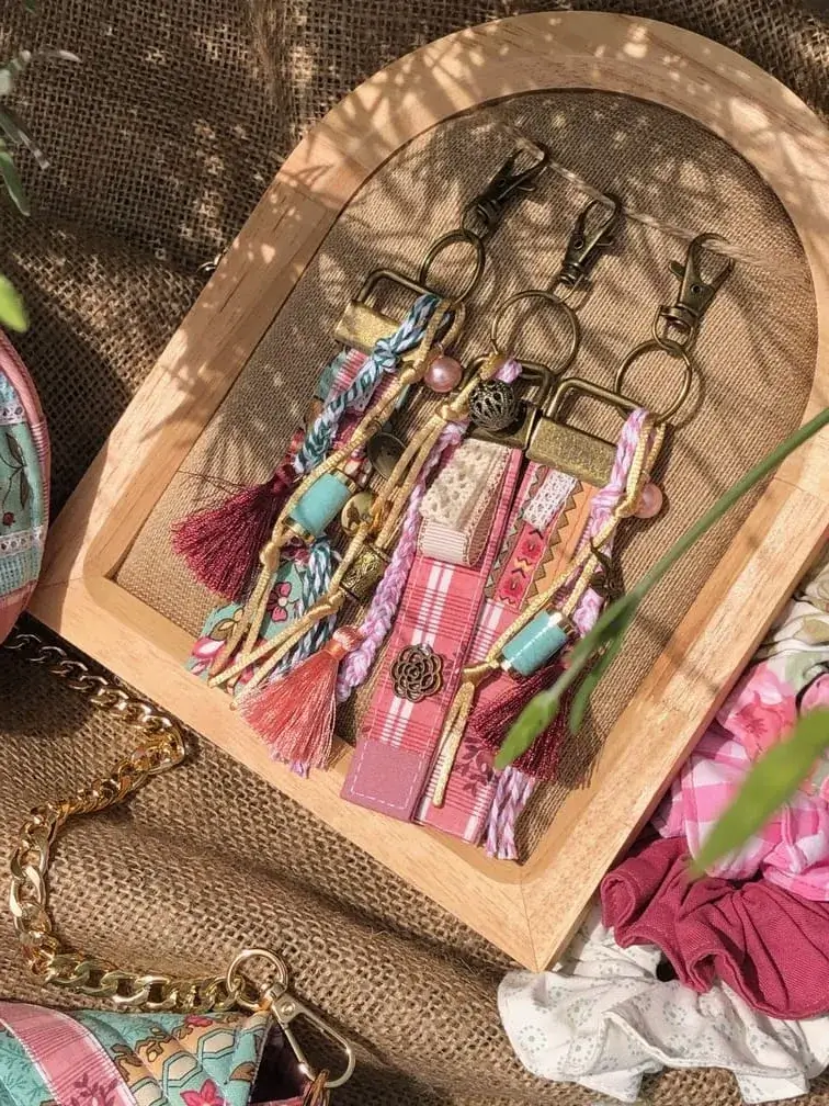 porte_cles_grigri_sac_indienne_artisanal_fait_main_provence_cadeau_original_capsule_textile_vintage_upcycling_vintage_bonbon