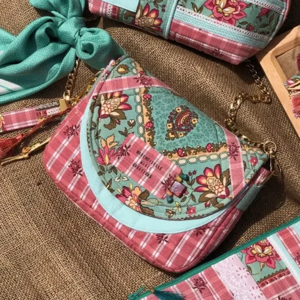 sac_besace_bandouliere_artisanal_fait_main_provence_cadeau_original_capsule_textile_vintage_upcycling_vintage_bonbon