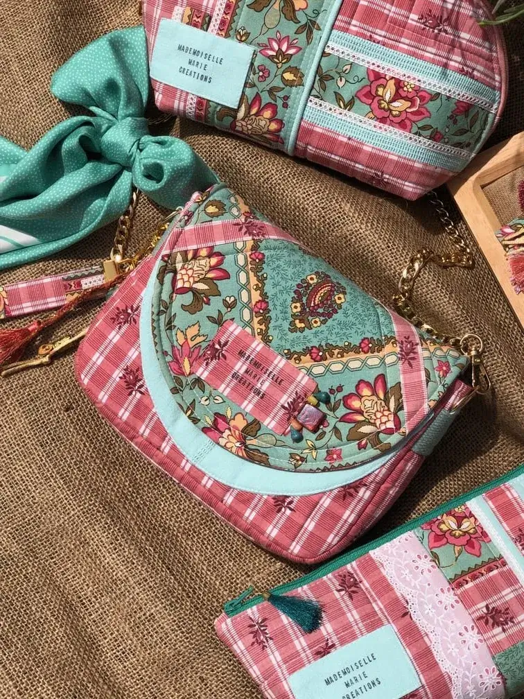 sac_besace_bandouliere_artisanal_fait_main_provence_cadeau_original_capsule_textile_vintage_upcycling_vintage_bonbon