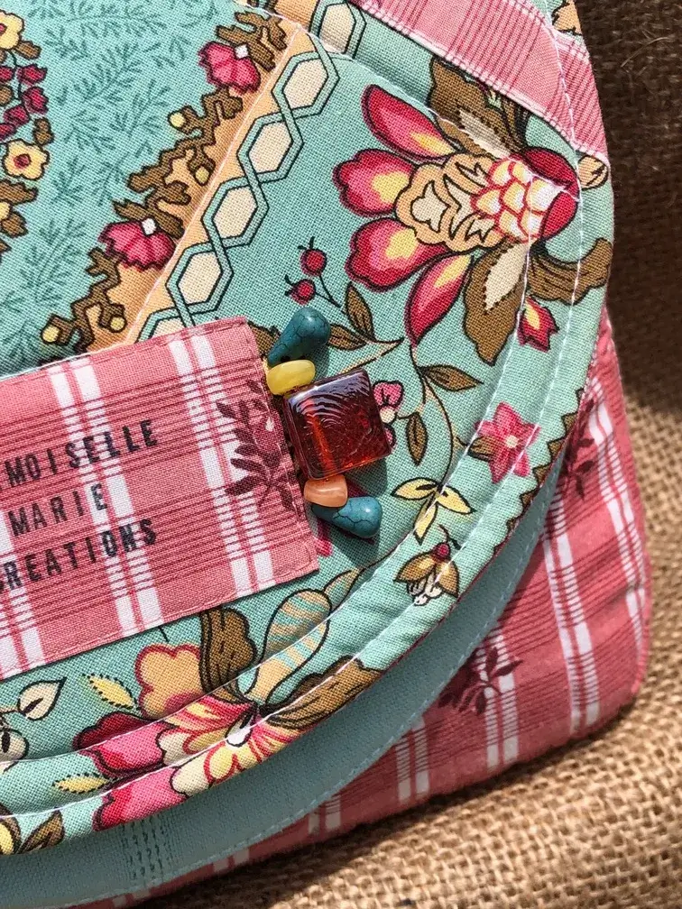 sac_besace_bandouliere_marquise_mistral_indienne_artisanale_idee_cadeau_provence_collection_capsule_vintage_bonbon_upcycling_reemploi_perles_brodees