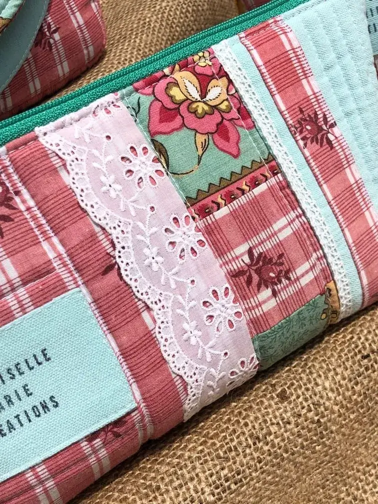 trousse_berlingot_indienne_artisanale_idee_cadeau_provence_collection_capsule_vintage_bonbon_upcycling_reemploi_linge_ancien_dentelle