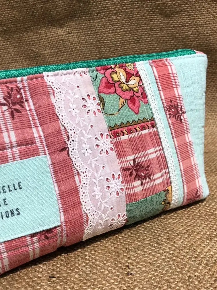 trousse_berlingot_indienne_artisanale_idee_cadeau_provence_collection_capsule_vintage_bonbon_upcycling_reemploi_linge_ancien_dentelle_anglaise