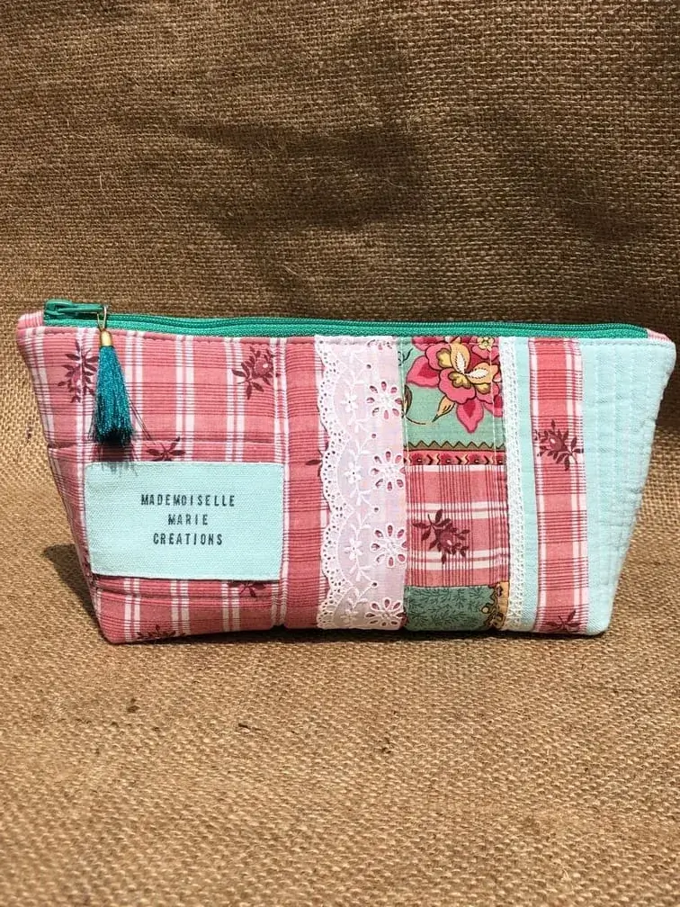 trousse_berlingot_indienne_dentelle_anglaise_artisanale_idee_cadeau_provence_collection_capsule_vintage_bonbon_upcycling_reemploi_linge_ancien