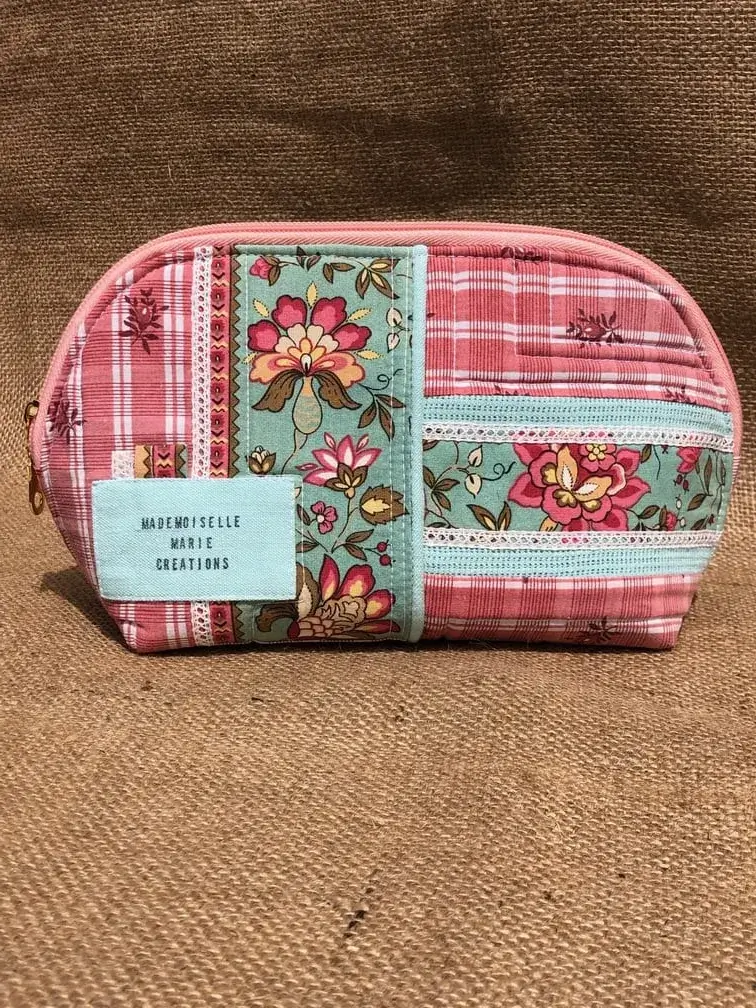 trousse_dragee_ronde_indienne_provencale_artisanale_idee_cadeau_provence_collection_capsule_upcycling_reemploi_linge_ancien_vintage_bonbon
