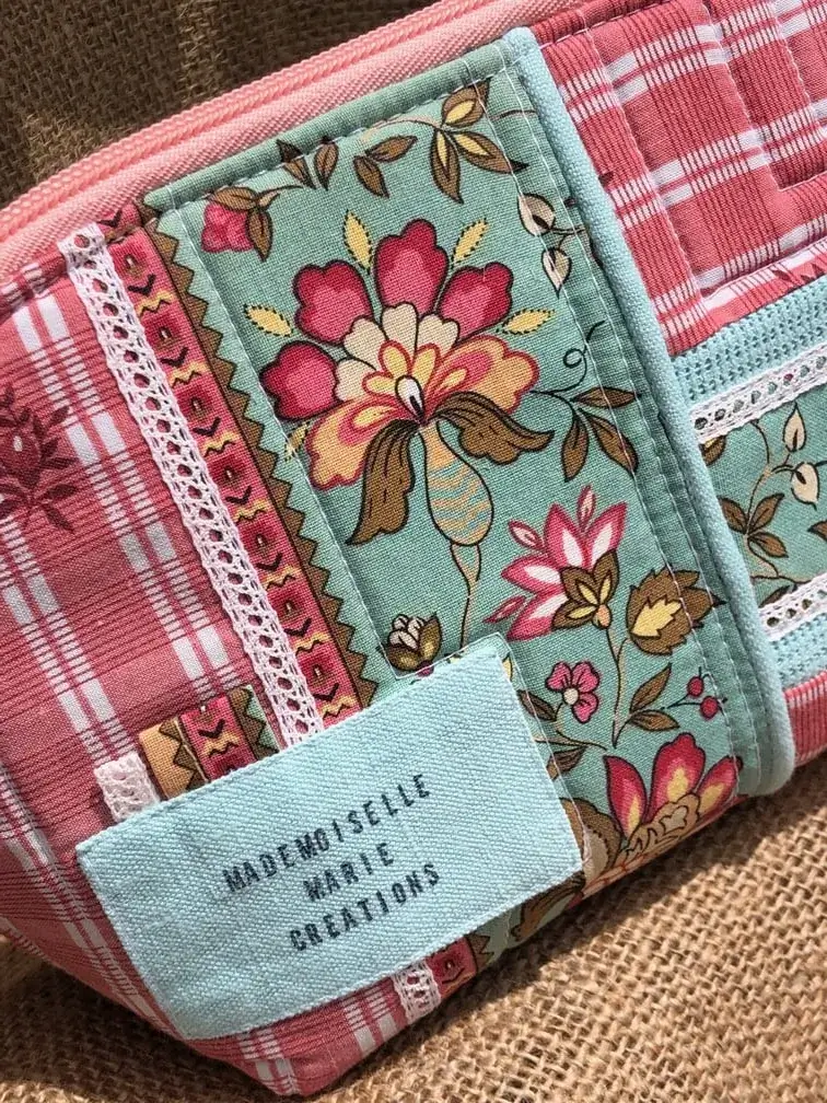 trousse_dragee_ronde_indienne_provencale_artisanale_idee_cadeau_provence_collection_capsule_upcycling_reemploi_vintage_bonbon