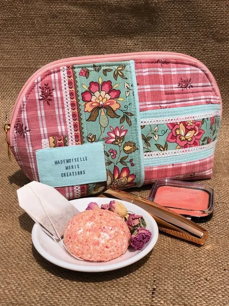 trousse_dragee_ronde_indienne_provencale_artisanale_idee_cadeau_provence_collection_capsule_vintage_bonbon_upcycling_reemploi