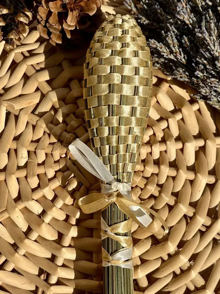 fuseau_quenouille_lavande_dore_tressage_main_artisanat_provencal