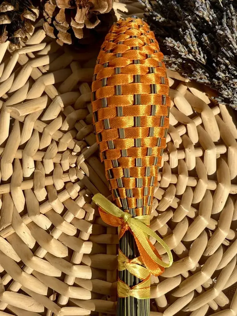 fuseau_quenouille_lavande_orange_tressage_main_artisanat_provencal
