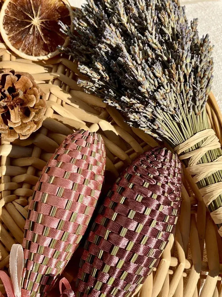fuseaux_quenouille_tradition_provence_artisanat_local_rose_violet