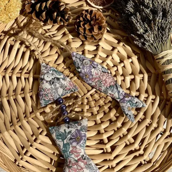 poissons_sardines_garnies_lavande_tissu_fleuri_violet_decoration_provencalea poissons_sardines_garnies_lavande_tissu_fleuri_violet_decoration_provencalea
