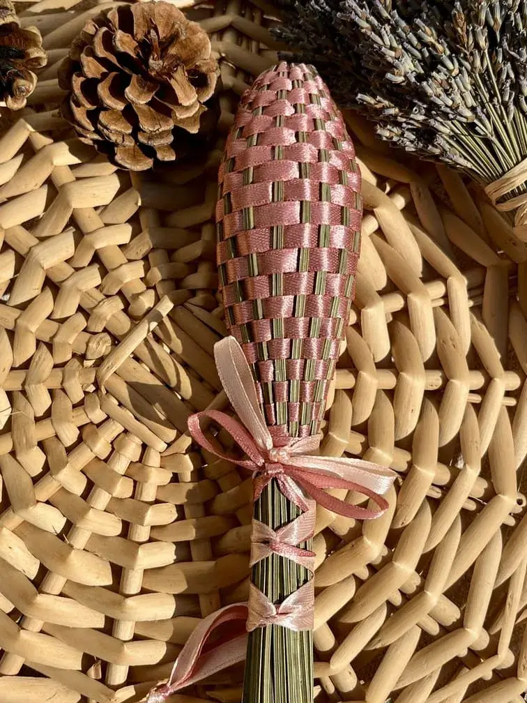 quenouille_fuseau_lavande_provence_artisanat_tresse_main_vieux_rose