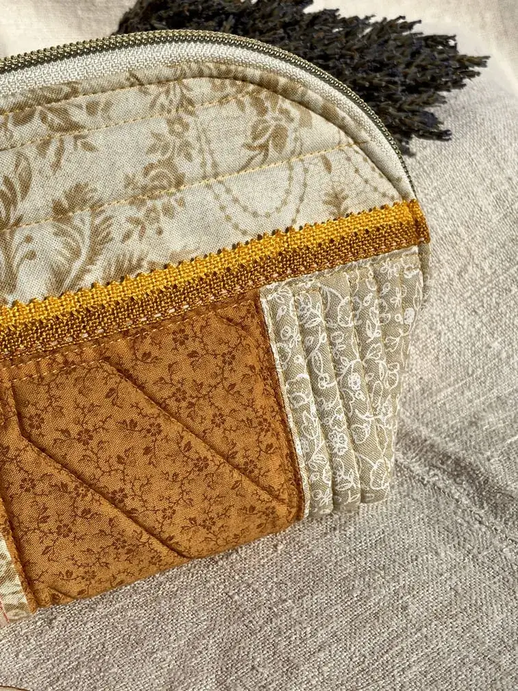 trousse_demi_lune_miel_moutarde_jaune_couleurs_automne_idee_cadeau_femme_artisanal