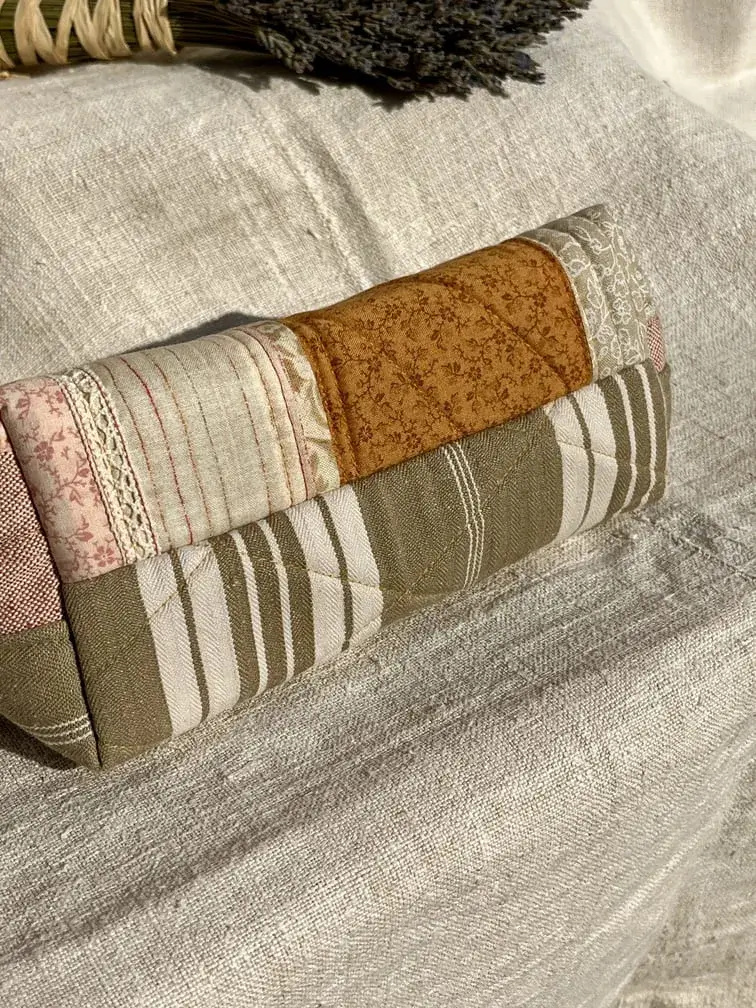 trousse_demi_lune_miel_moutarde_jaune_couleurs_automne_idee_cadeau_femme_finition_artisanale