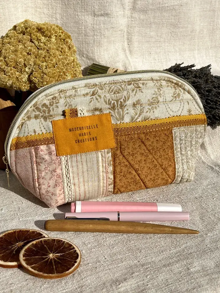 trousse_demi_lune_miel_moutarde_jaune_couleurs_automne_idee_cadeau_femme_fond_plat