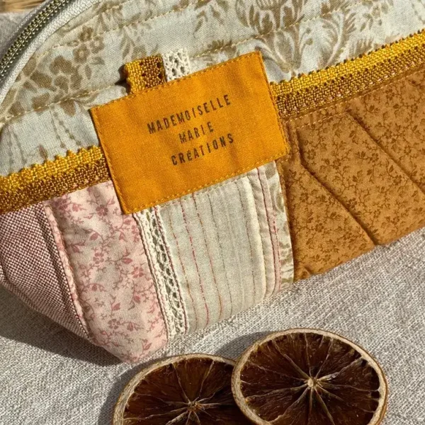 trousse_demi_lune_miel_moutarde_jaune_couleurs_automne_idee_cadeau_femme_sculpture_textile