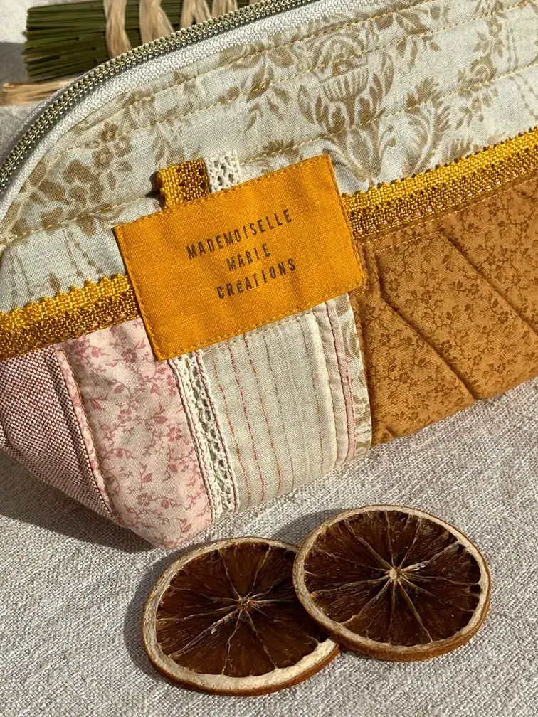 trousse_demi_lune_miel_moutarde_jaune_couleurs_automne_idee_cadeau_femme_sculpture_textile