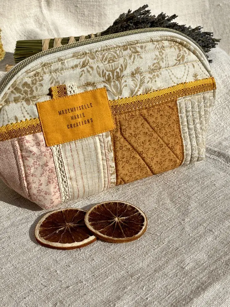 trousse_demi_lune_miel_moutarde_jaune_couleurs_automne_idee_cadeau_femme_utile