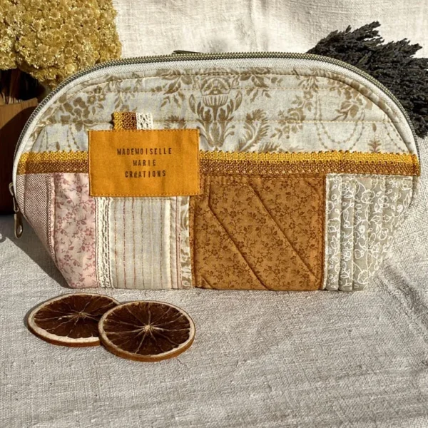 trousse_demi_lune_patchwork_jaune_miel_dore_couleurs_automne_artisanat_textile_provence