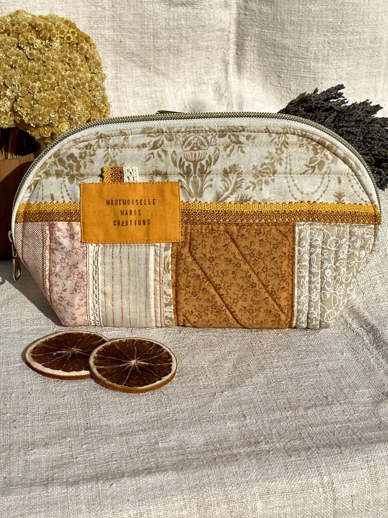 trousse_demi_lune_patchwork_jaune_miel_dore_couleurs_automne_artisanat_textile_provence