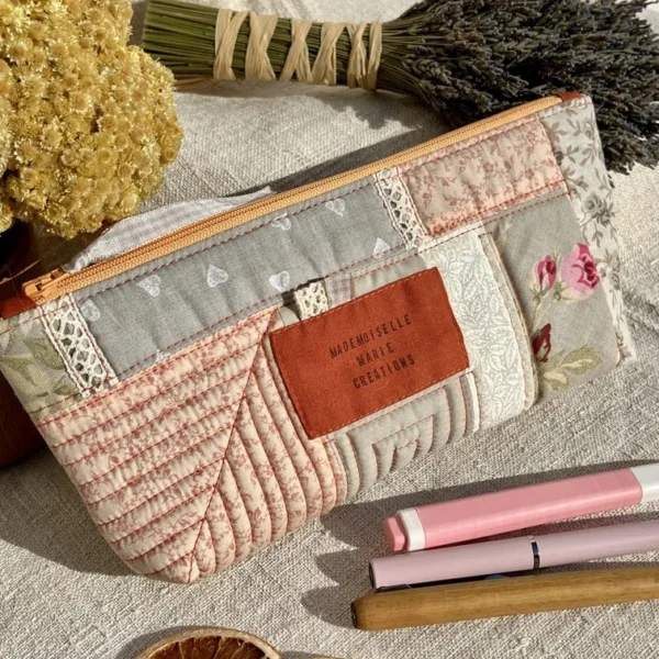 trousse_ecoliere_papeterie_couelurs_automne_orange_taupe_patchwork_artisanal_idee_cadeau