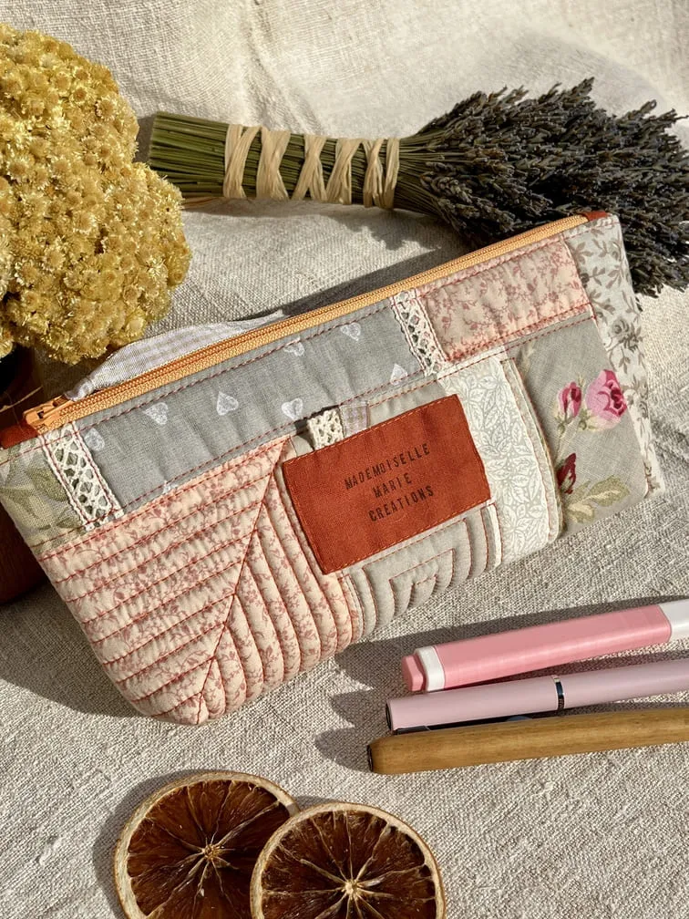 trousse_ecoliere_papeterie_couelurs_automne_orange_taupe_patchwork_artisanal_idee_cadeau