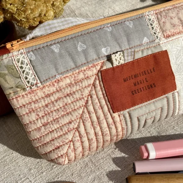 trousse_ecoliere_patchwork_taupe_orange_automne_upcycling_textile_artisanal_idee_cadeau